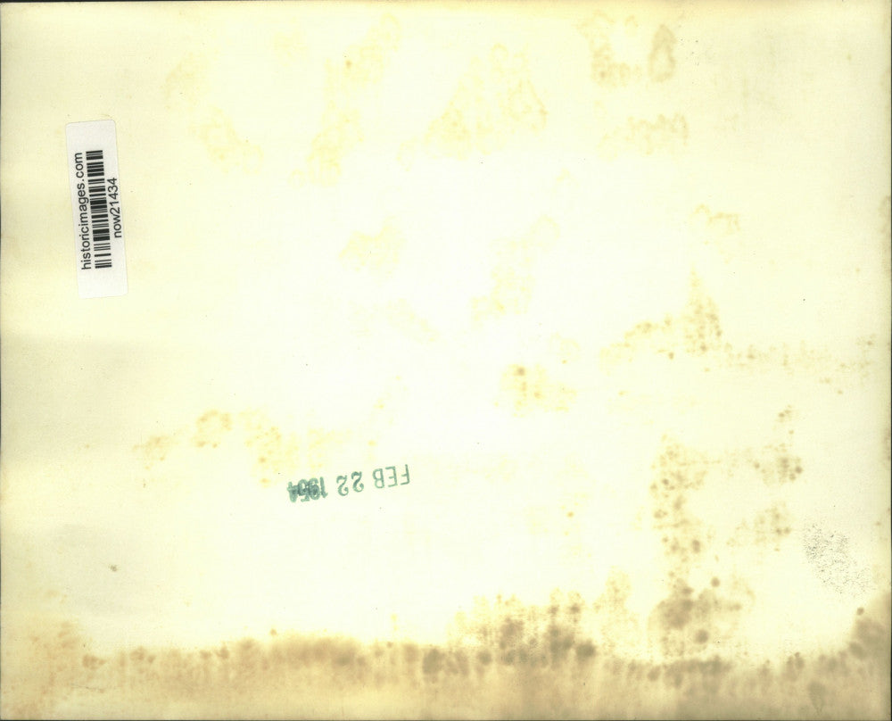 1954 Press Photo Clarence Manion packs briefcase in Capitol office - now21434