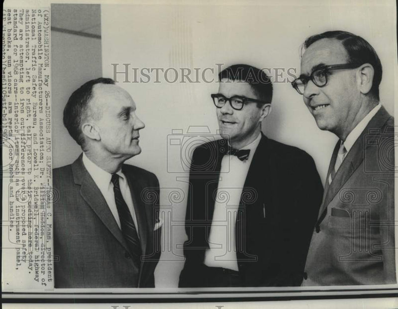 Load image into Gallery viewer, 1967 Press Photo Thomas Mann and others discuss automobile safety items
