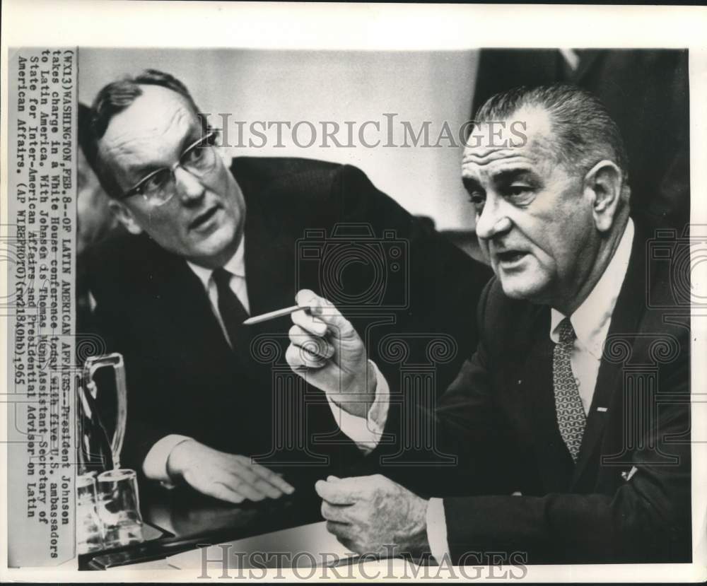 1965 Press Photo President Johnson and Thomas Mann chat in White House