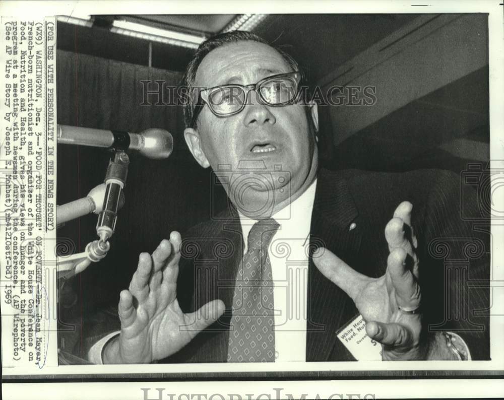 1969 Press Photo Nutritionist Dr. Jean Mayer with newsmen at White House