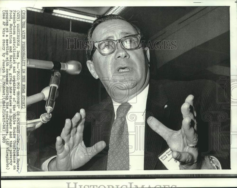 Load image into Gallery viewer, 1969 Press Photo Nutritionist Dr. Jean Mayer with newsmen at White House

