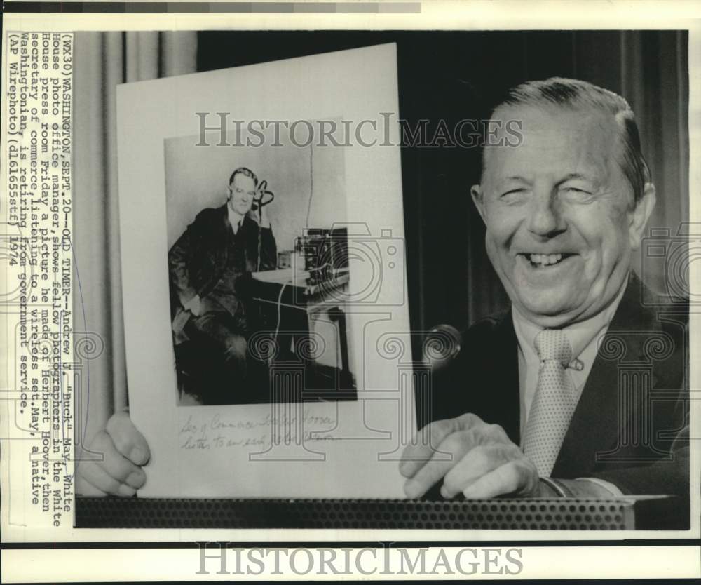 1974 Press Photo Andrew May shows photo he made of Herbert Hoover with wireless