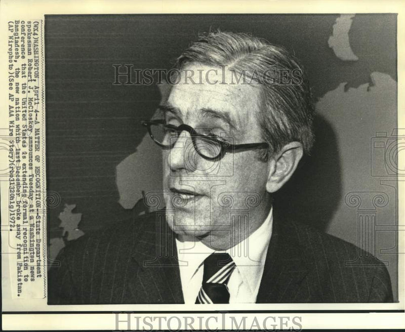 Load image into Gallery viewer, 1972 Press Photo Robert McClory of State Department at news conference
