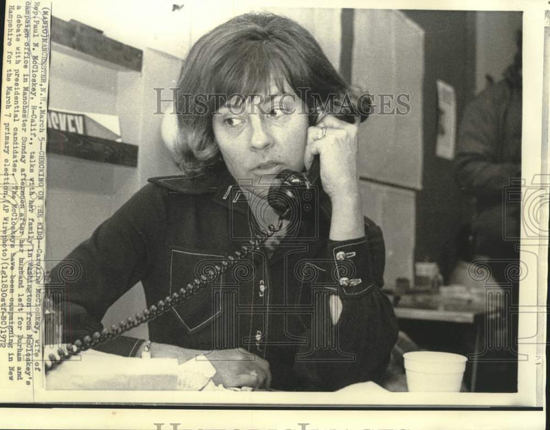 Load image into Gallery viewer, 1972 Press Photo Caroline McCloskey talks to family from campaign headquarters
