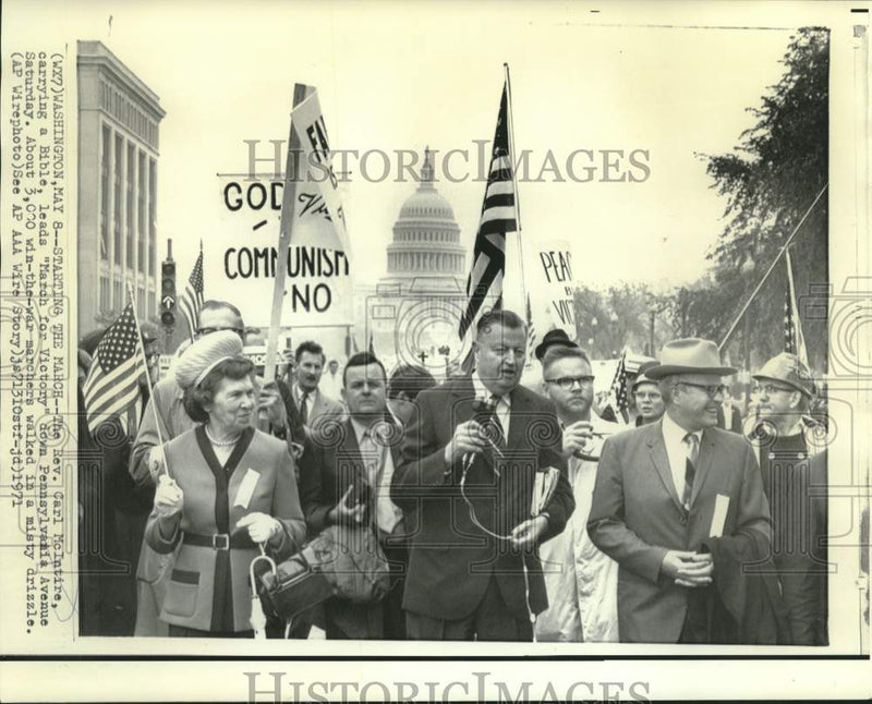 Load image into Gallery viewer, 1971 Press Photo Reverend McIntire leads "March for Victory" on Pennsylvania Ave
