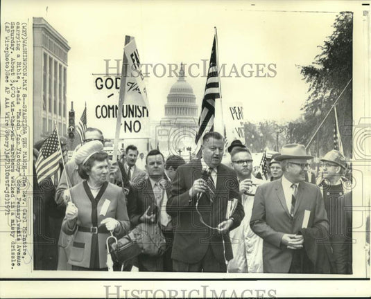 1971 Press Photo Reverend McIntire leads "March for Victory" on Pennsylvania Ave