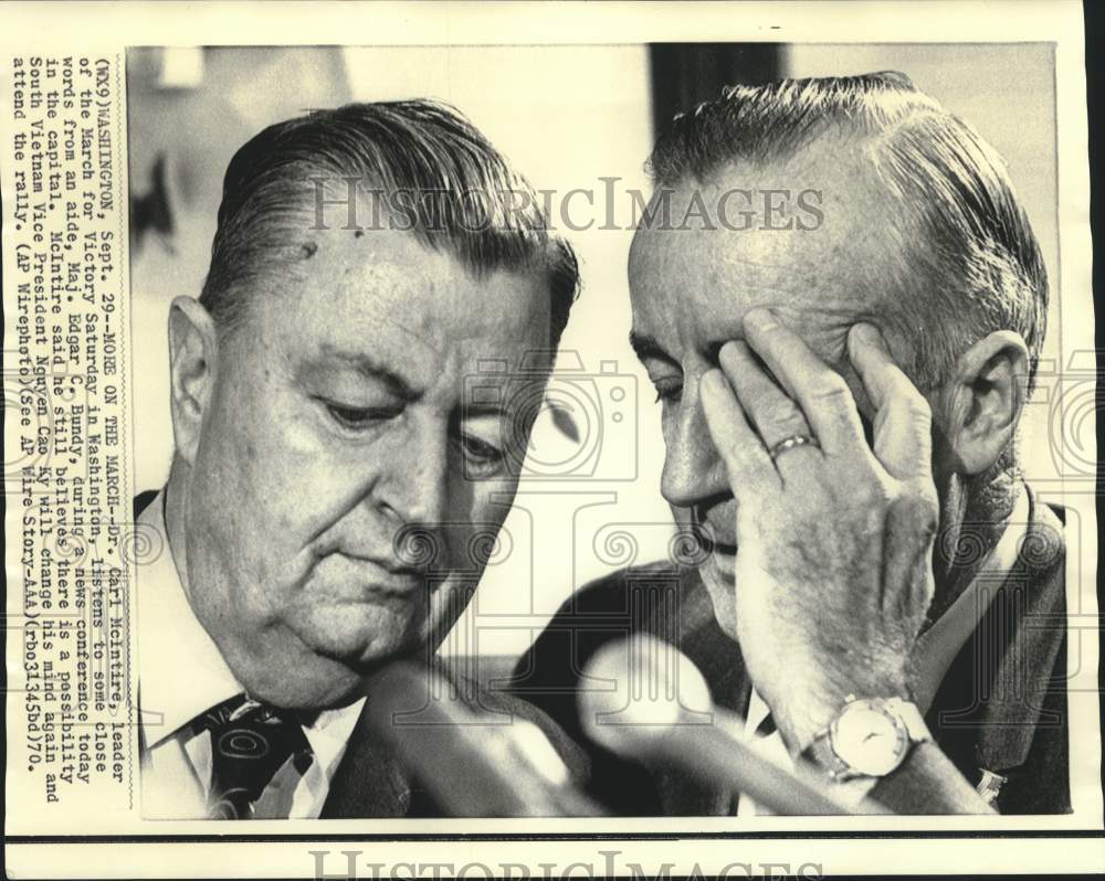 1970 Press Photo Carl McIntire and Major Bundy at Washington news conference.