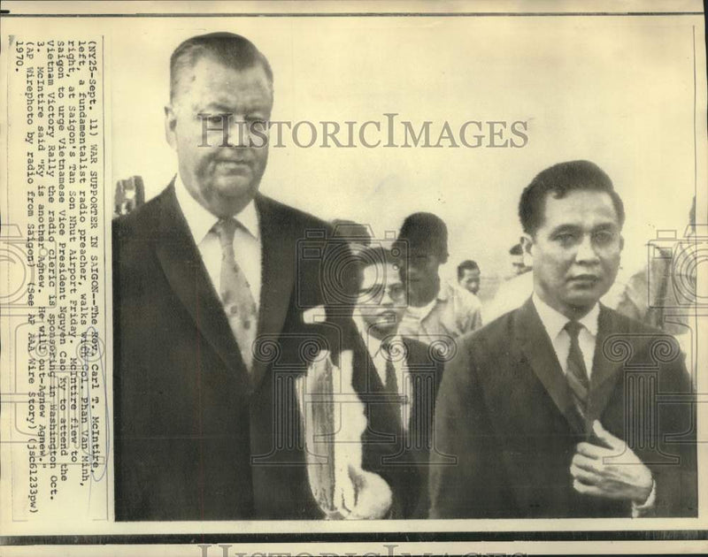 Load image into Gallery viewer, 1970 Press Photo Reverend McIntire and Phan Van Minh at Tan Son Nhut Airport.
