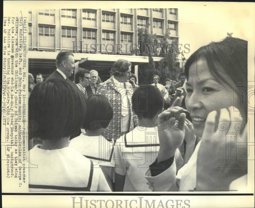 1972 Press Photo Reverend McIntire with Ruby Austin and Taiwan Children&#39;s Choir