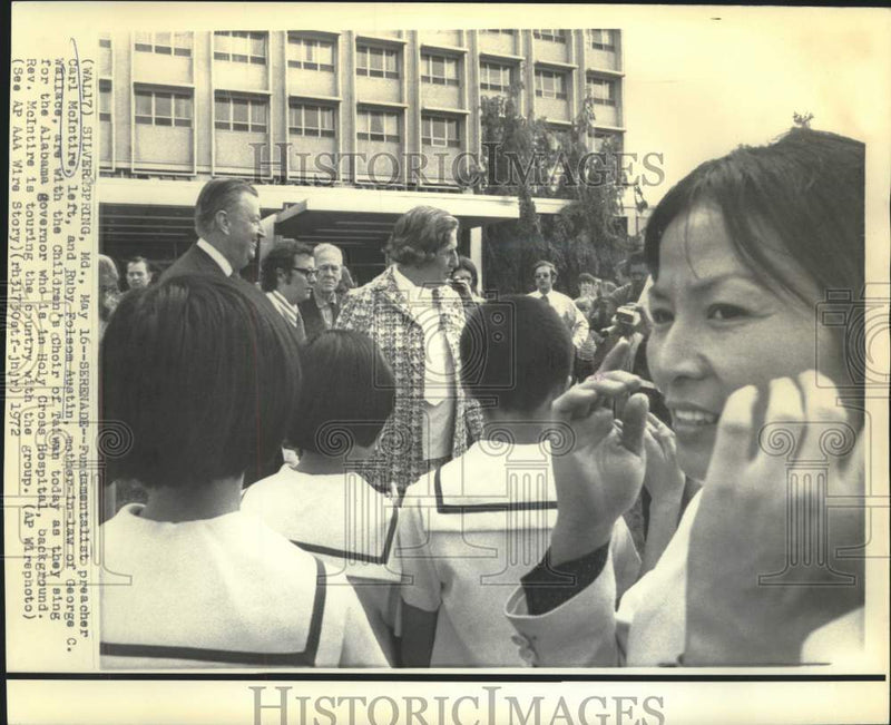 Load image into Gallery viewer, 1972 Press Photo Reverend McIntire with Ruby Austin and Taiwan Children's Choir
