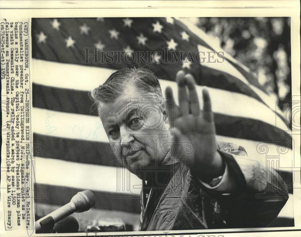 1971 Press Photo Reverend McIntire begins rally near Capitol in Washington