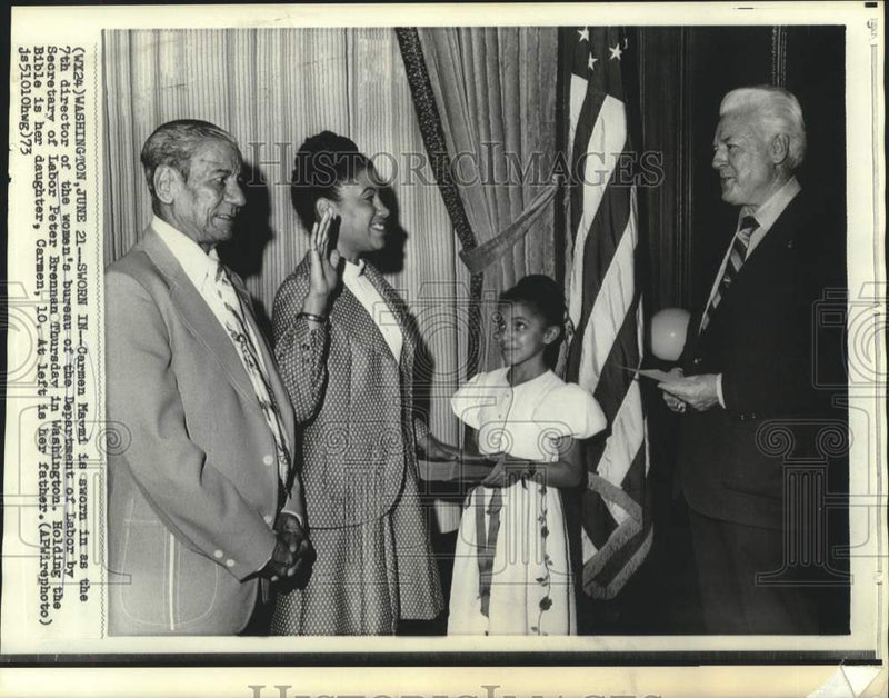 Load image into Gallery viewer, 1973 Press Photo Swearing in of Carmen Mavmi by Peter Brennan as family watches
