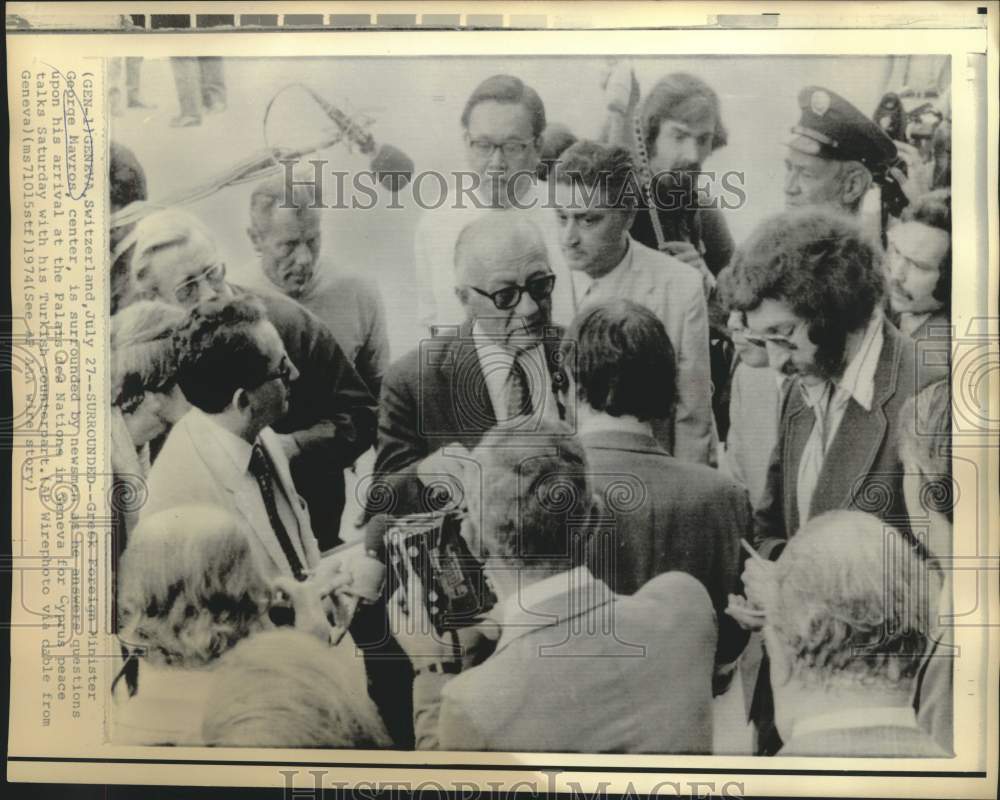 1974 Press Photo Greece&#39;s George Mavros surrounded by newsmen in Geneva