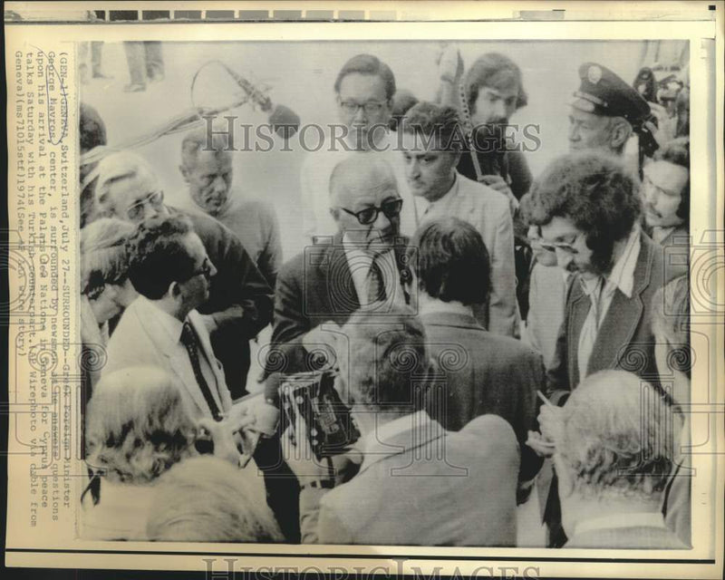 Load image into Gallery viewer, 1974 Press Photo Greece's George Mavros surrounded by newsmen in Geneva
