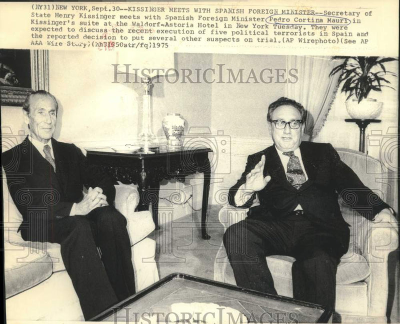 Load image into Gallery viewer, 1975 Press Photo Henry Kissingers with Spain's Mauri at Waldorf-Astoria Hotel
