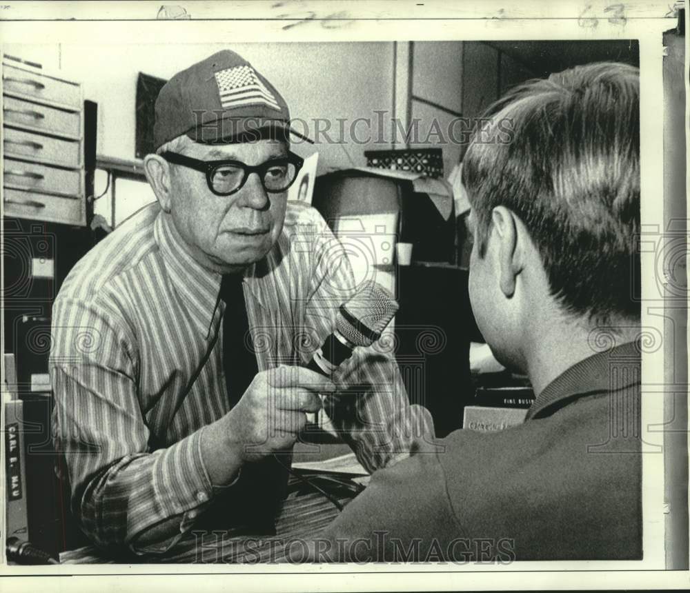 1971 Press Photo Pennsylvania&#39;s Carl Mau does test taping interview - now21490