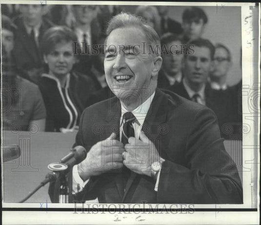 1968 Press Photo Senator Eugene McCarthy makes speech - now21508