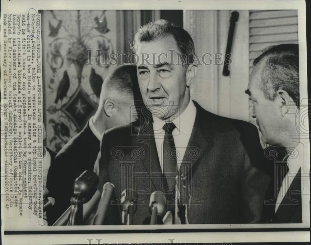 1967 Press Photo Senator McCarthy with reporters after Middle East briefing
