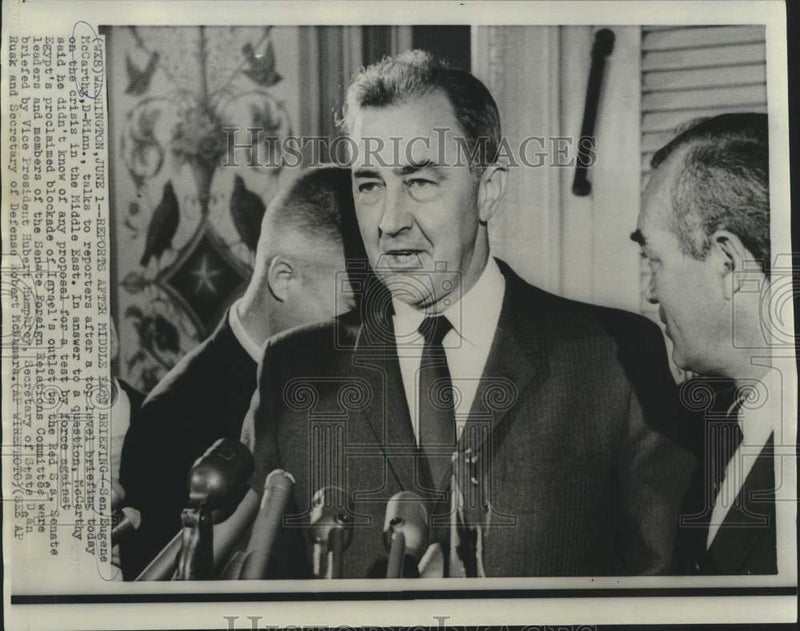 Load image into Gallery viewer, 1967 Press Photo Senator McCarthy with reporters after Middle East briefing
