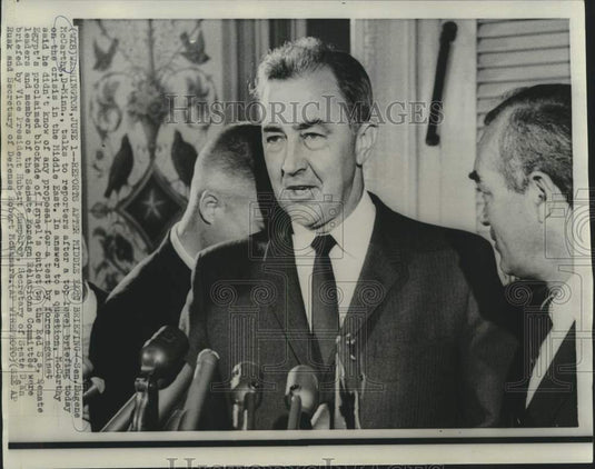 1967 Press Photo Senator McCarthy with reporters after Middle East briefing