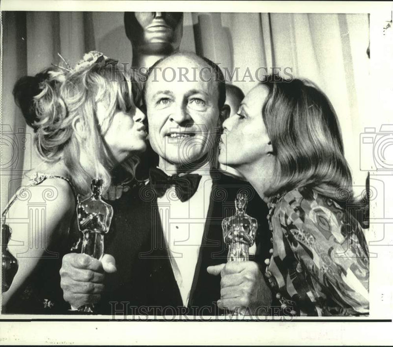 Load image into Gallery viewer, 1971 Press Photo Frank McCarthy with two Oscars and two kisses at Academy Awards
