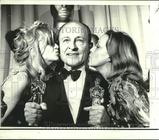1971 Press Photo Frank McCarthy with two Oscars and two kisses at Academy Awards