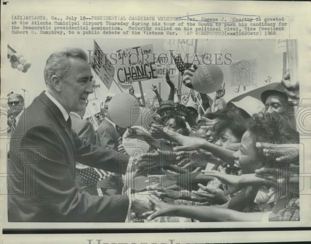 1968 Press Photo Senator McCarthy welcomed at Atlanta Municipal Airport