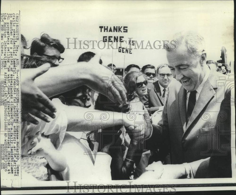 Load image into Gallery viewer, 1968 Press Photo Senator McCarthy greeted by supporters at Houston airport
