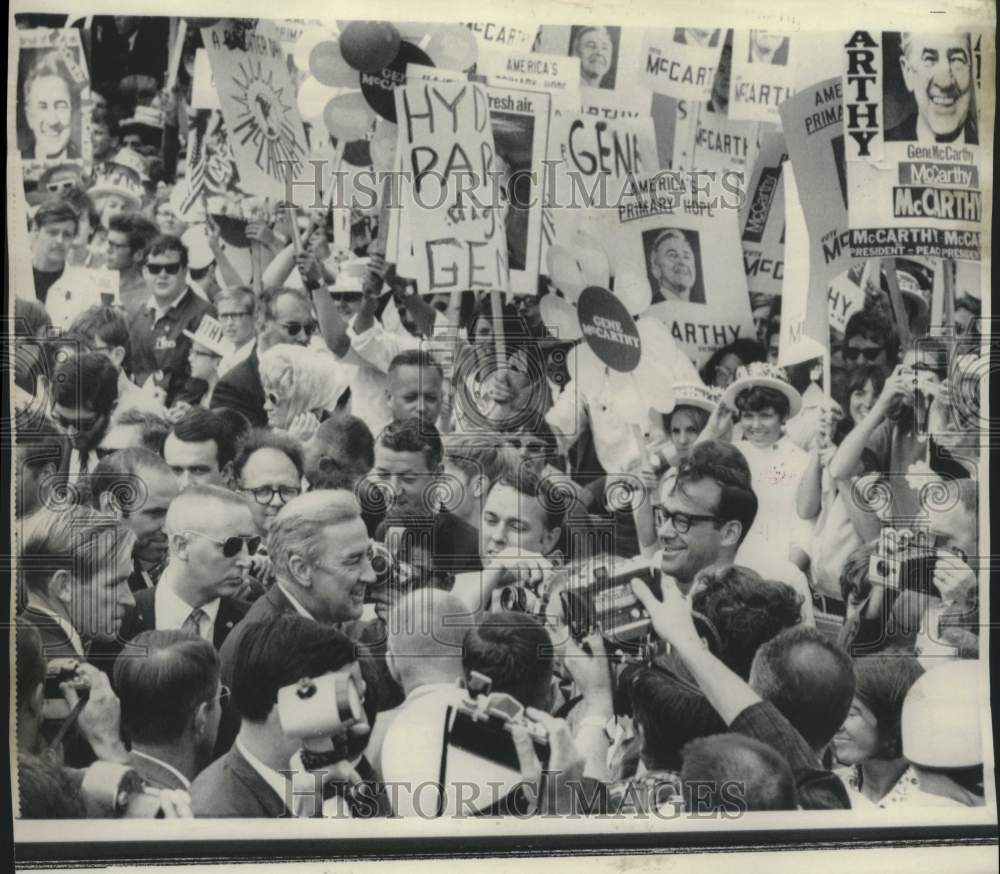 1968 Press Photo Senator McCarthy greeted by supporters at Chicago's Midway