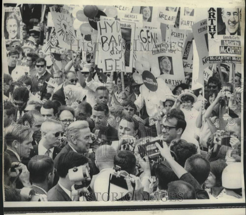 Load image into Gallery viewer, 1968 Press Photo Senator McCarthy greeted by supporters at Chicago's Midway
