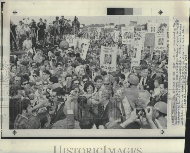 Load image into Gallery viewer, 1968 Press Photo Senator McCarthy greeted at Chicago's Midway Airport
