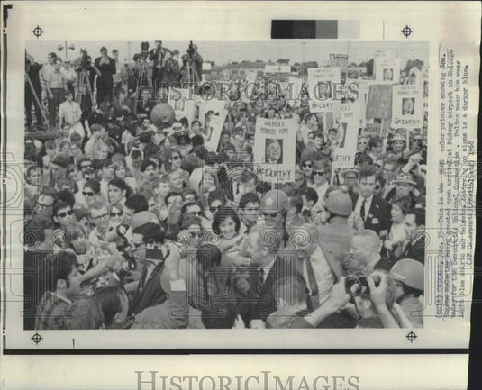 1968 Press Photo Senator McCarthy greeted at Chicago's Midway Airport