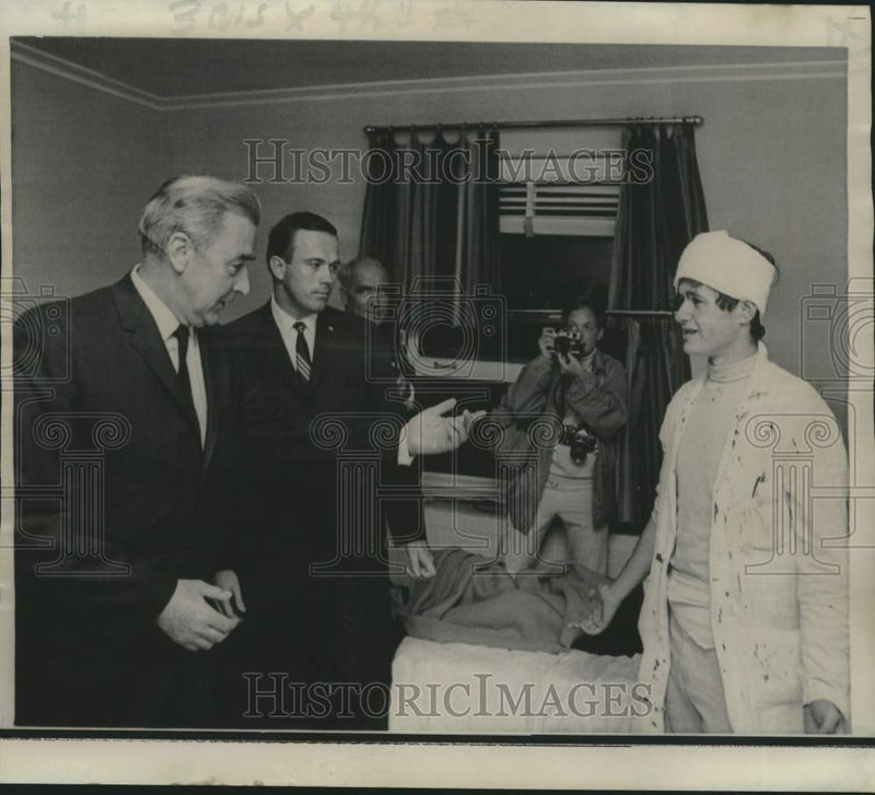 Load image into Gallery viewer, 1968 Press Photo Senator McCarthy talks with injured man from demonstration
