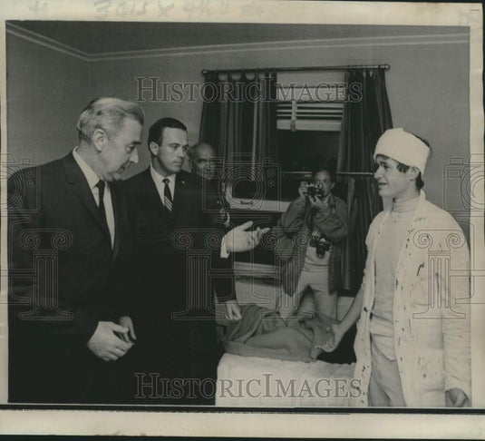 1968 Press Photo Senator McCarthy talks with injured man from demonstration
