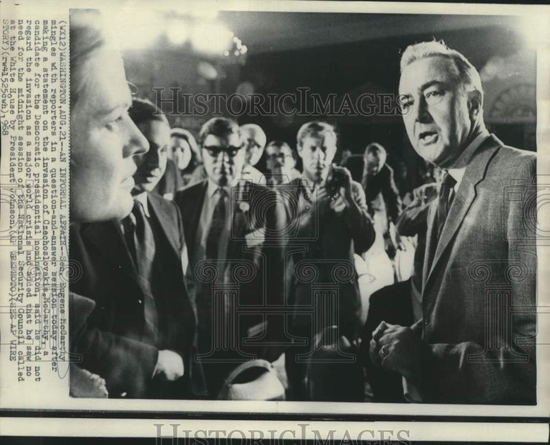 Load image into Gallery viewer, 1968 Press Photo Senator McCarthy in question-and-answer session with newsmen
