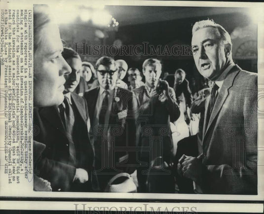 1968 Press Photo Senator McCarthy in question-and-answer session with newsmen