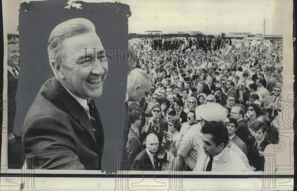 1968 Press Photo Senator Eugene McCarthy speaks to large crowd - now21544