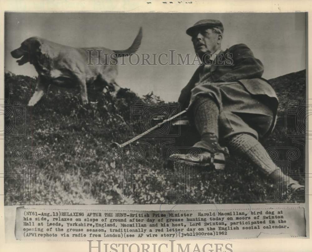 1962 Press Photo British Prime Minister Macmillan and dog relax after hunting