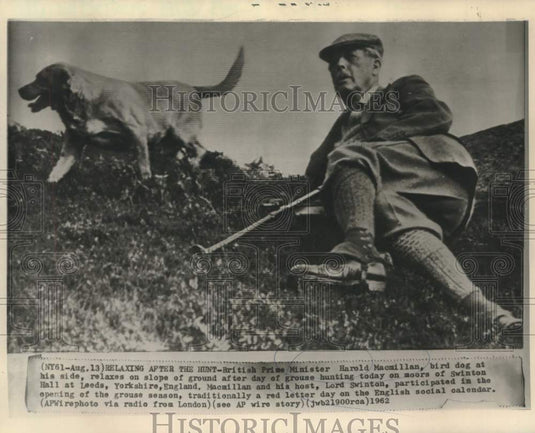1962 Press Photo British Prime Minister Macmillan and dog relax after hunting