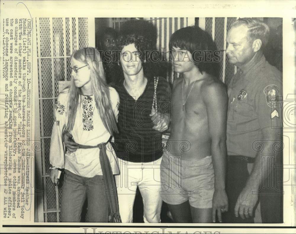 1970 Press Photo Heather MacRae and &quot;Hair&quot; cast members arrested in Dade County