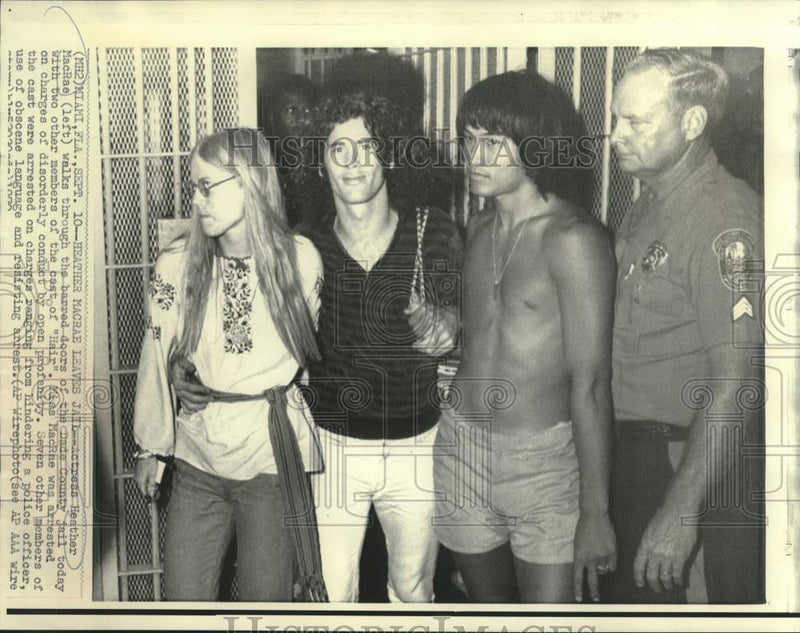 Load image into Gallery viewer, 1970 Press Photo Heather MacRae and "Hair" cast members arrested in Dade County
