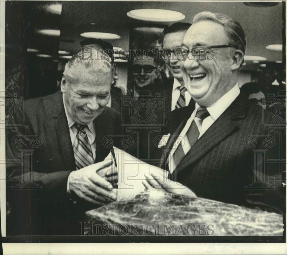 1970 Press Photo Joe Madden and Russell Johnson look at pension fund refund