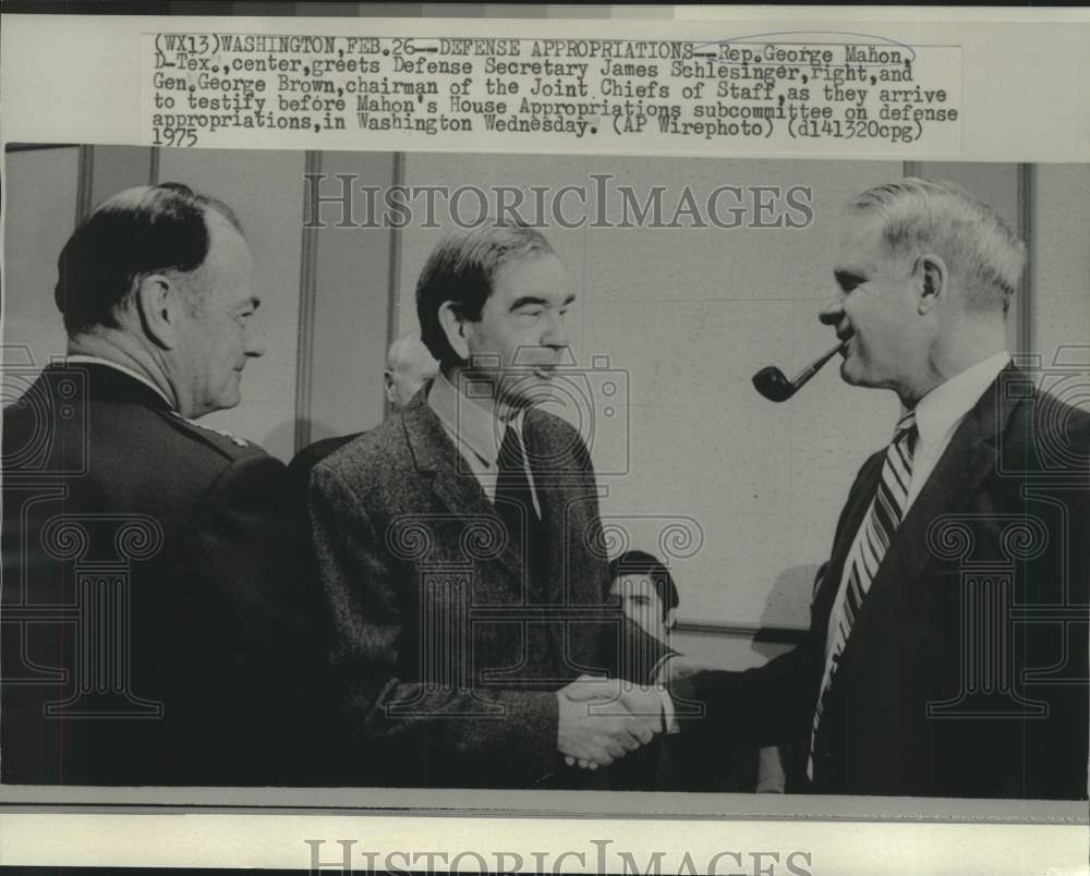 1975 Press Photo Representative Mahon and others at House Appropriations hearing