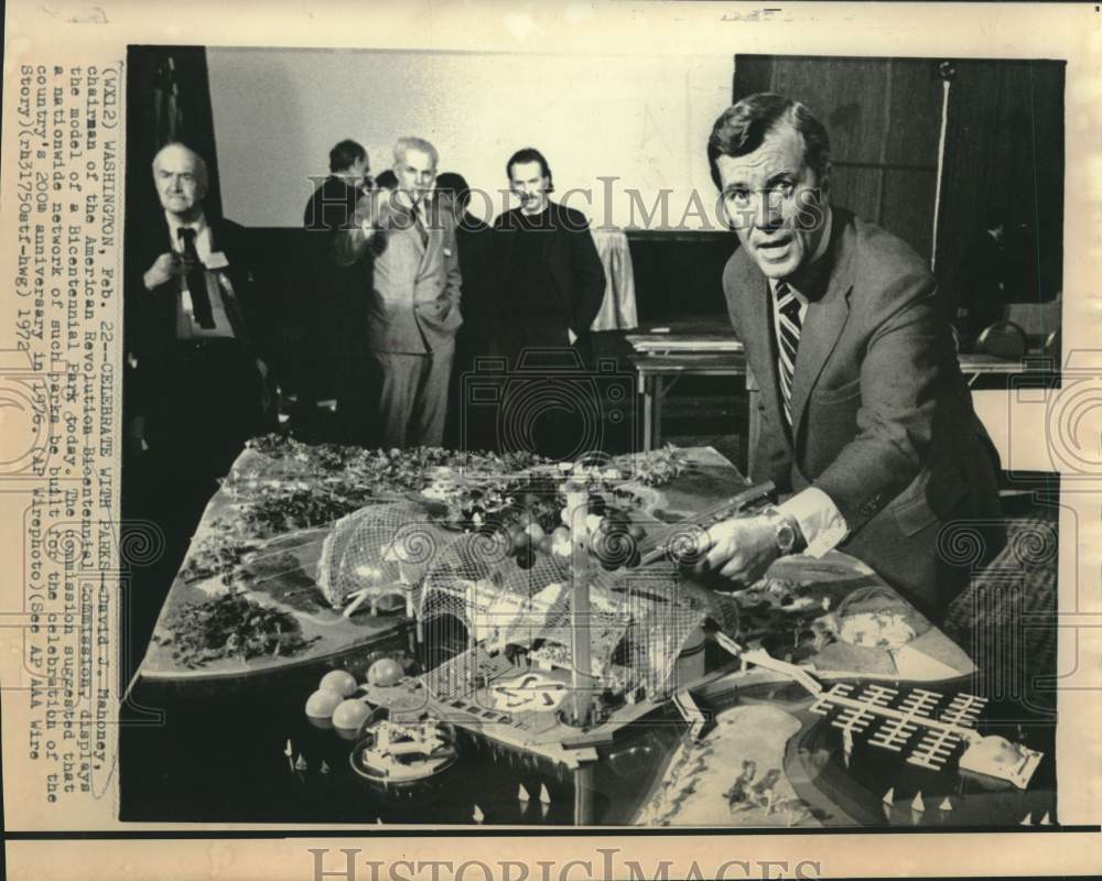 1972 Press Photo David Mahoney displays model of Bicentennial Parks - now21588