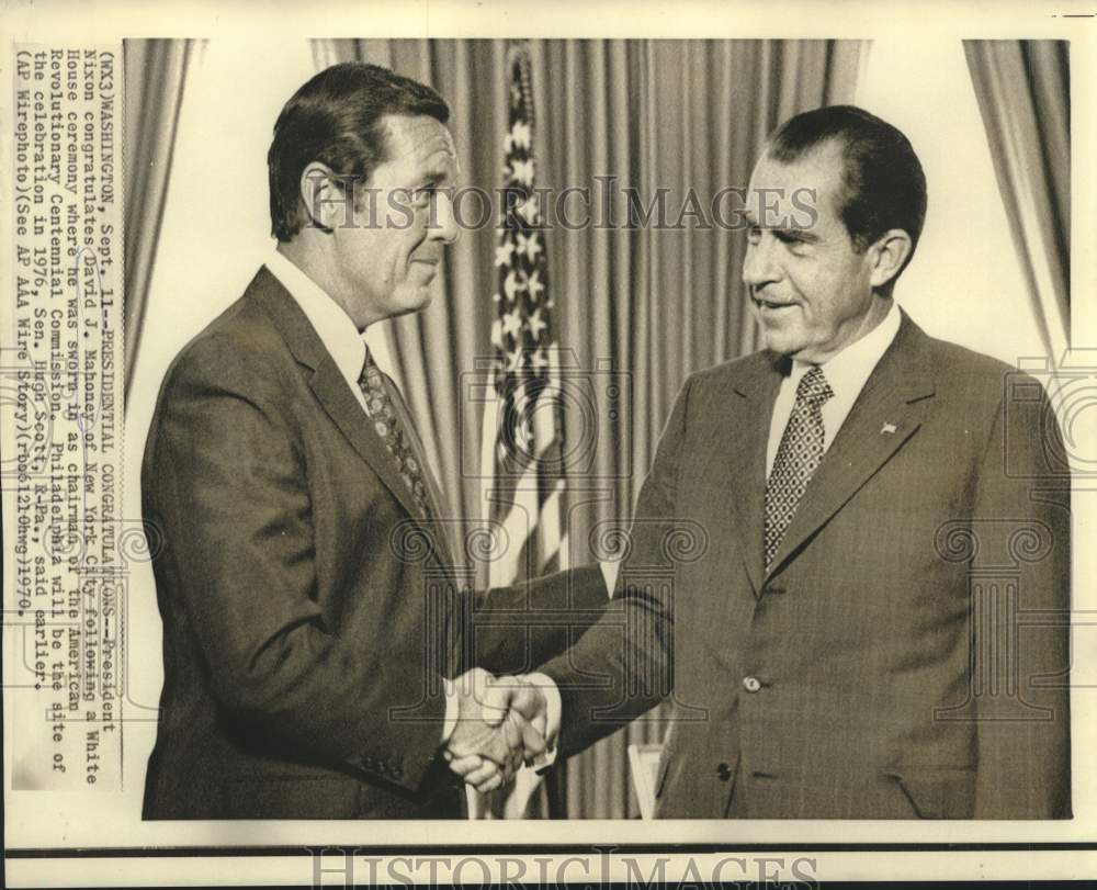 1970 Press Photo President Nixon congratulates David Mahoney in Washington