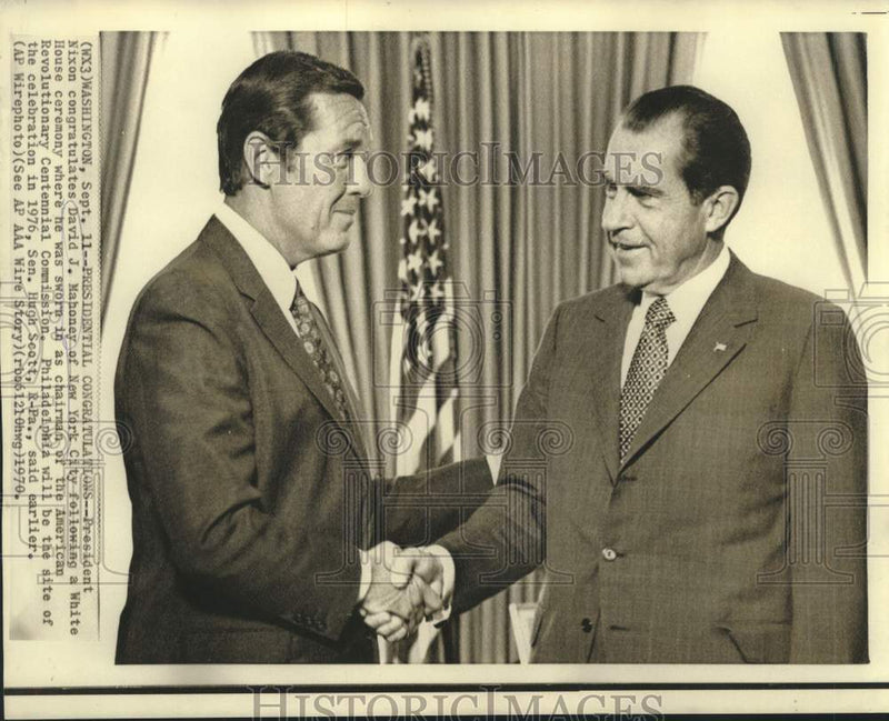 Load image into Gallery viewer, 1970 Press Photo President Nixon congratulates David Mahoney in Washington
