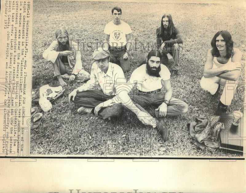 Load image into Gallery viewer, 1973 Press Photo Peter Mahoney and other Gainesville-8 defendants at lunch
