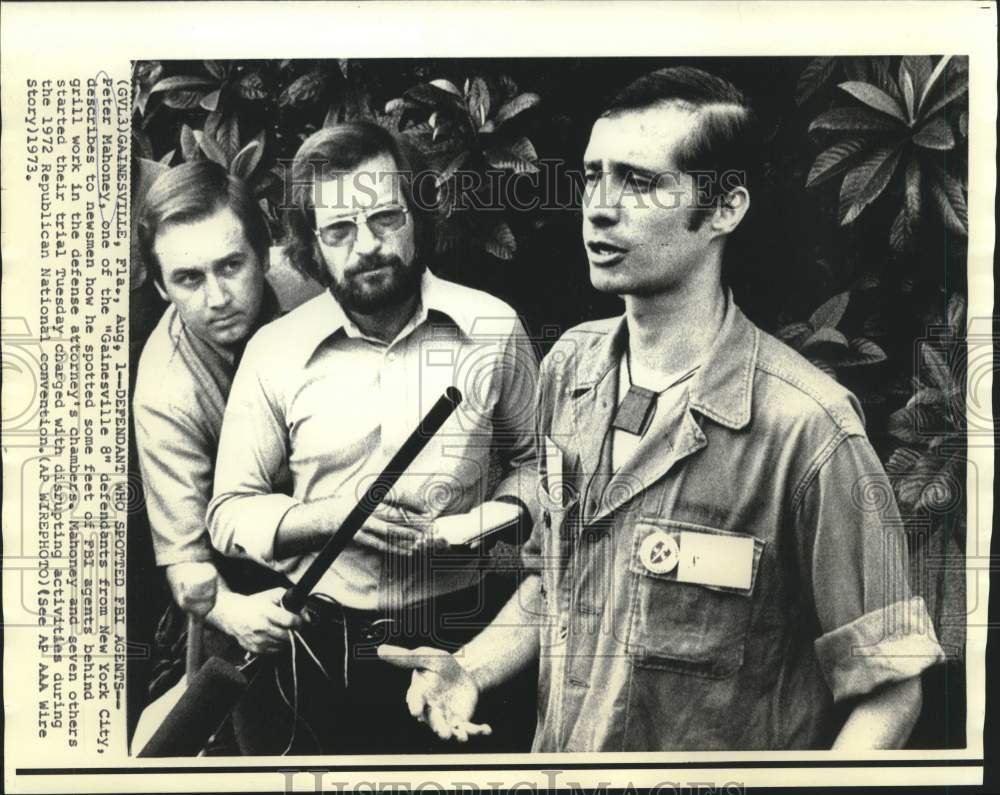 1973 Press Photo Peter Mahoney and other "Gainesville 8" talk with newsmen in FL