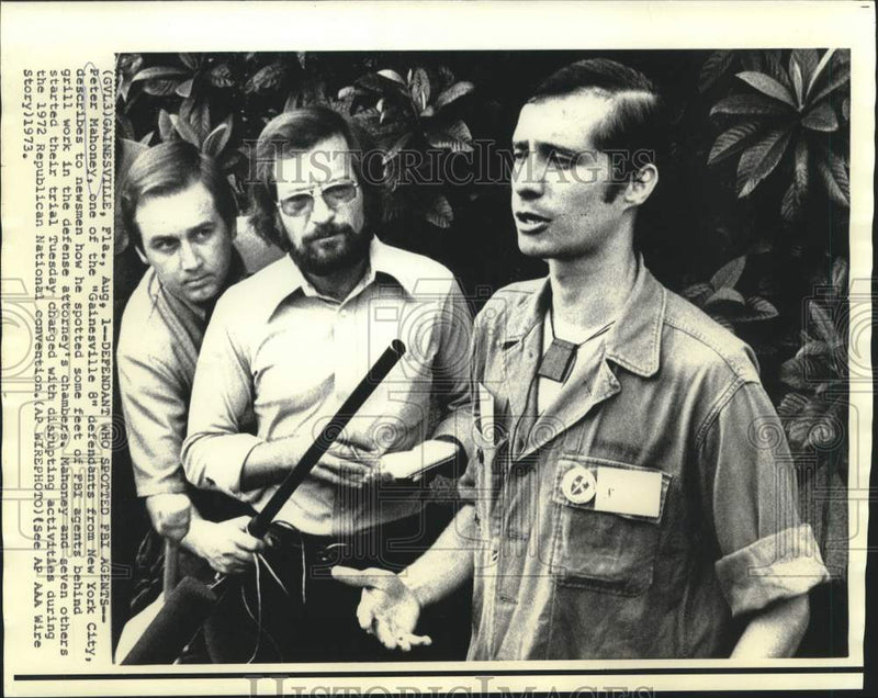 Load image into Gallery viewer, 1973 Press Photo Peter Mahoney and other "Gainesville 8" talk with newsmen in FL
