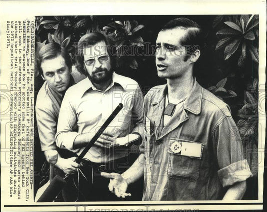 1973 Press Photo Peter Mahoney and other "Gainesville 8" talk with newsmen in FL